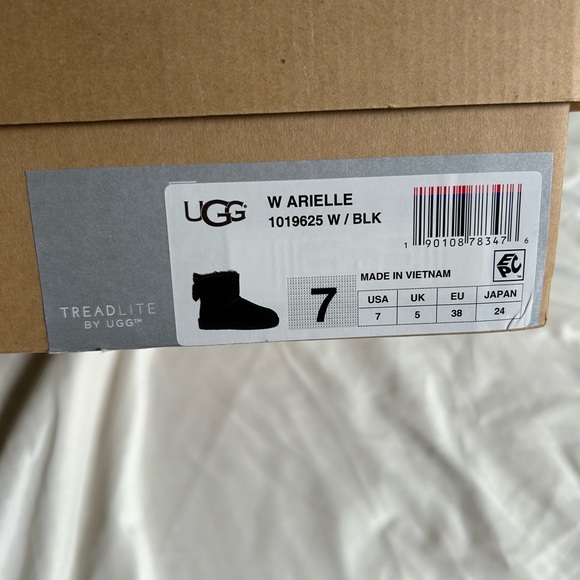 UGG Black Arielle Boots: Size 7 - Picture 10 of 12